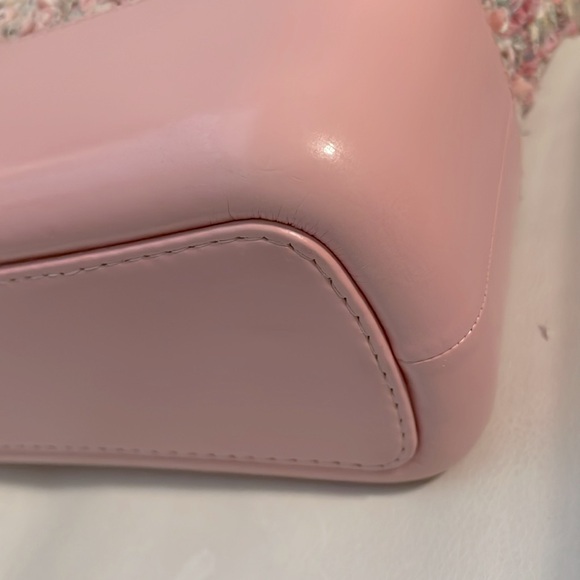 Pre loved Chanel Gabrielle medium in tweed - Picture 5 of 14